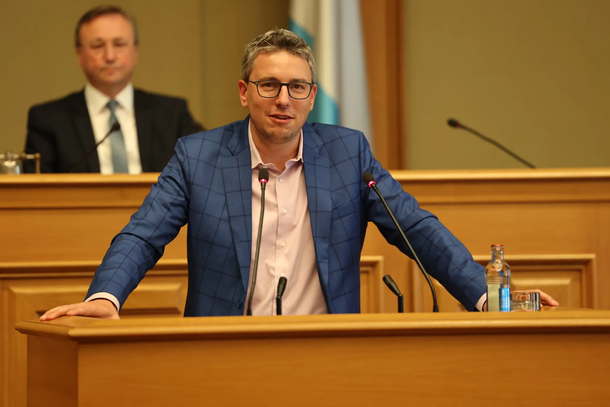 Sven Clement speaking at the lectern in the plenary of the Chamber of Deputies